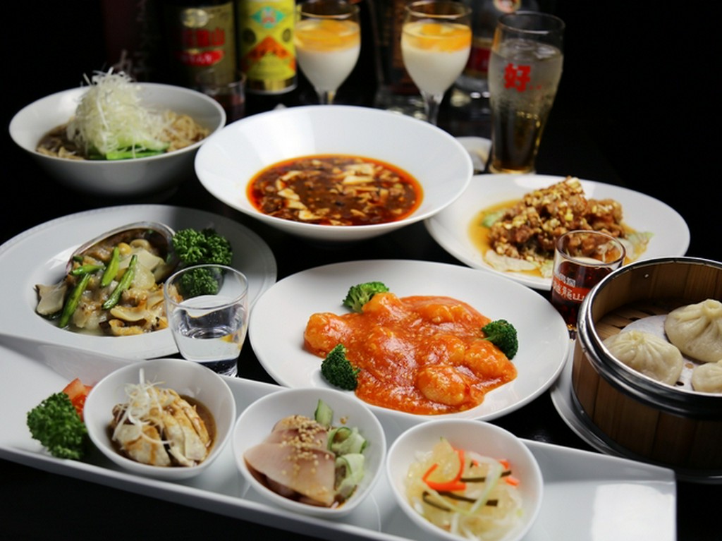 贅沢素材の厳選8種の中華。飲み放題付コース