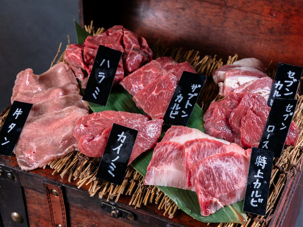 希少部位を含めたその日のオススメ7種盛り『焼肉セブン特製宝箱』