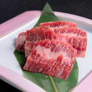 高品質な黒毛和牛の特上カルビ。黒毛和牛特有のさっぱりとした脂でいくらでも食べられ、一人前からOKの食べ放題メニューにも入っています。自家製の少々甘めの醤油ダレか塩ダレ、レモンダレの3種類からお好みで。