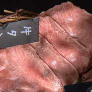 生後６カ月の仔牛の牛タンを使用しています。とてもやわらかくタン先まで食べられますので、タン元、タン中、タン先、タン下のすべての部位が楽しめます。