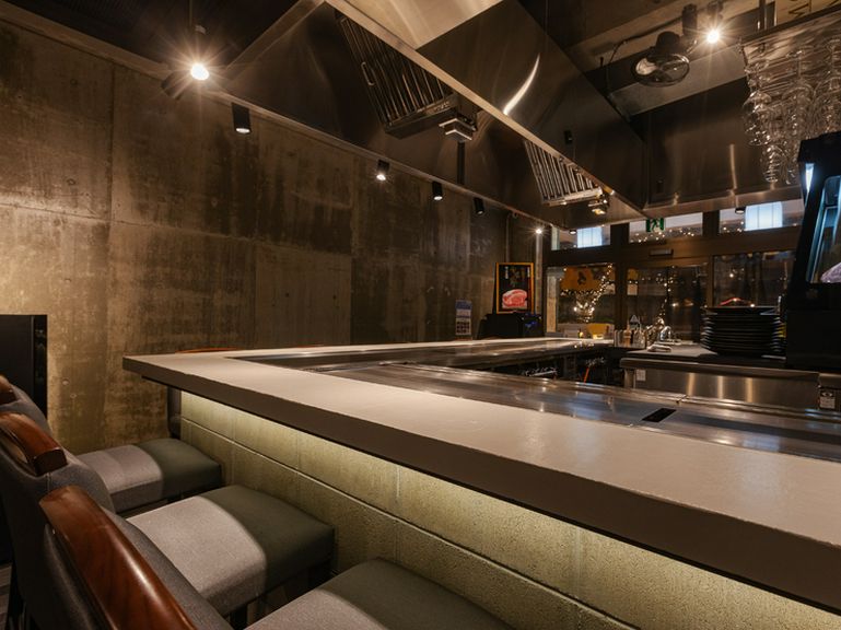 上質な肉を鉄板で調理し五感を刺激。カウンター席ならではの演出