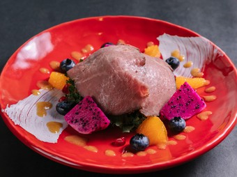 新鮮な国産の旬野菜とフルーツ『A5和牛ローストビーフのフルーツサラダ　SAKUKE自家製ドレッシング』