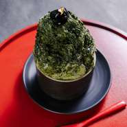 京都から取り寄せた抹茶を贅沢に使用して作った自家製抹茶シロップ。そのシロップをたっぷりかけたかき氷。他にも、店内で焙煎したほうじ茶で作る自家製ほうじ茶シロップのかき氷も人気です。