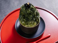 京都から取り寄せた抹茶を贅沢に使用して作った自家製抹茶シロップ。そのシロップをたっぷりかけたかき氷。他にも、店内で焙煎したほうじ茶で作る自家製ほうじ茶シロップのかき氷も人気です。