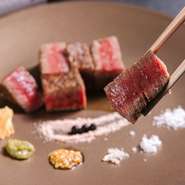 その日一番おすすめの肉の部位を使用した『本日のA5和牛ステーキ』。素材の良さを味わえるように塩のみでの味付け。噛みしめる度にあふれ出す肉汁や芳醇な香りが食欲を一層くすぐります。