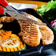 熱々の鉄板で外側がカリカリになるまで焼き上げたら、サンチュに包んで召し上がれ。噛めばかむほど肉汁がジュワ～っとあふれ出し、思わず笑みが溢れます。和豚とアグー豚を食べ比べるのもオススメです。