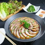 （味噌タレ又は醤油タレ）特製の熟成味噌と和豚サムギョプサルの相性は抜群!そこに野菜の旨味成分が加わればなんも言えね