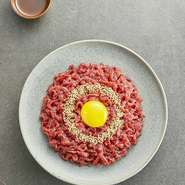 ユッケ等の生肉の提供は、食品衛生法に基づく、目黒区の厳しい「規格基準」をクリアしております。確かな知識・ルール・基準のもと、徹底した品質管理・衛星管理を行い、安全・安心な生肉をお届けしております。