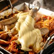 黒毛和牛のホルモンを使用。ピリッとした辛さとチーズのマイルドな味わいが見事に融合しています。プリップリのホルモンの食感も楽しく、あっという間に食べ切ってしまいそうです。