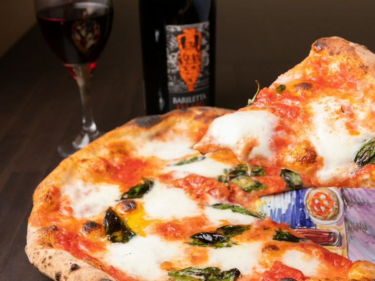 個性的なピッツァとお気に入りワインで女子会