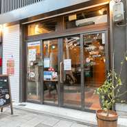窯で焼き上げる本格派ナポリピッツァを伏見で楽しめる【ピッツェリア　ナポレターナ　ドンチッチョ】。オシャレな雰囲気で、見た目から楽しめるメニューも多数。デートにも最適な一軒です。