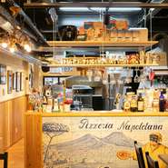 店内で目を引くタイル絵画はイタリアの職人によるハンドメイド。イタリア南部ヴィエトリ・スル・マーレの製法でつくられたお皿など、イタリアの伝統を見つけるのも、こちらのお店ならではのお楽しみです。