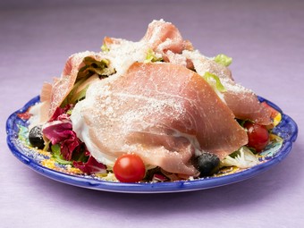 フレッシュ野菜が盛りだくさん『野菜たっぷり気まぐれサラダ＋生ハムトッピング』