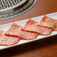 ファーストドリンクと頼みたい人気の一皿。上質な「和牛肉」を厳選しており、程よい弾力とジューシーな味わいがたまりません。サッと焼いたらレモンにつけていただきます。