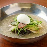 ハワイで人気のオリジナル冷麺。コク深いシャーベット状のスープ、そば粉と葛粉をブレンドした“もちっつるっ”とした食感の麺が絡み合います。酢・からしを混ぜて、好みの味にアレンジするのもオススメです。
