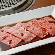 上質な和牛肉を使用。特製のタレで味付けた『上カルビ』はご飯との相性も抜群です。噛み締める度に広がる肉汁に思わず笑みがこぼれそう。お店に来店したらまずは頼みたい一品です。