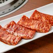 上質なお肉がズラリ。新鮮なホルモン、和牛肉を厳選して仕入れています。日替わりでブランド牛の肉も提供。素材そのもののおいしさを堪能できる「焼肉」だからこそ、状態のいいお肉にこだわっています。