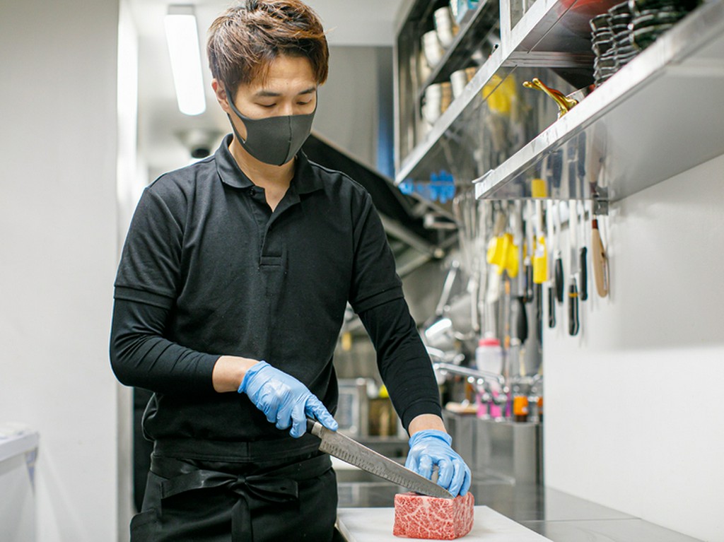 ゲストに1番おいしい状態で味わってもらうため、適切にカット