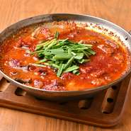 韓国の代表的な屋台料理『タッカンマリ』や『カムジャタン』を、小鍋で煮詰めて召し上がれ！　1人前～ご注文OKです。