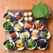 自家製ナムルやキムチの盛り合わせは、酢飯や海苔もついています。ちょっとづつつまむもよし、オリジナル寿司を作るもよし。2人前～のご注文となります。