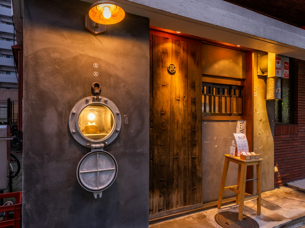 船をイメージした、少しレトロで隠れ家風な居心地の良い店内