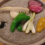 鹿児島県産の野菜、お茶など旬の食材を色々なお肉等と合わせて提供しています。