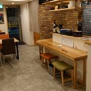 木を基調とした店内は温かみがあり落ち着く空間。オープンキッチンなので開放感もあり、オシャレな雰囲気を存分に楽しめます。

