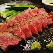 広々としたテーブルやカウンターで最高のお肉料理をお楽しみいただけます。温かみのある灯りが優しく照らし、会話も弾むこと間違いなし。
