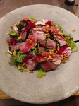 自家製ハムや生ハム、黒豚シャブなどその日のオススメのお肉を使ったサラダです。