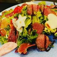 自家製ハムや生ハム、黒豚シャブなどその日のオススメのお肉を使ったサラダです。