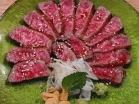 その日の和牛赤身肉をレアに焼いて特製のポン酢をかけてます。