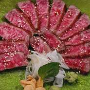 その日の和牛赤身肉をレアに焼いて特製のポン酢をかけてます。