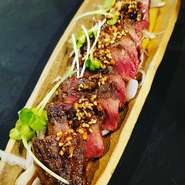 その日の和牛赤身肉をレアに焼いて特製のポン酢をかけてます。