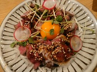 その日の和牛赤身肉をレアに焼いて特製ピリ辛ダレと卵黄を混ぜてどうぞ。