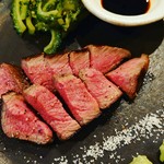 主に鹿児島、宮崎県産の黒毛和牛をご用意してます。
当店イチオシのサシが少なめの柔らかい希少部位の赤身肉。
拘りのお塩や薬味と一緒にどうぞ。

※写真は100gです。