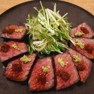 その日の和牛赤身肉をレアに焼いて特製ピリ辛ダレと卵黄を混ぜてどうぞ。