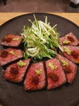 その日の和牛赤身肉をレアに焼いて特製ピリ辛ダレと卵黄を混ぜてどうぞ。