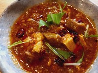 豚の粗挽きミンチ、ほほ肉、和牛スジ肉などが入った、ちょいピリ辛なマーボー豆腐です。