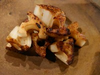 焼レンコン、原木の焼しいたけ、長芋の磯辺焼きなど、日替わりの黒板メニューからどうぞ！

