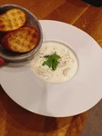 日向鶏と生クリーム、牛乳でシンプルに作るコクのあるクリーム煮です。
バケットをクリームに浸して召し上がれ。

※秋冬限定メニューです。