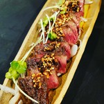 新鮮な和牛ハツを香ばしく炙り焼きして特製ポン酢と薬味をかけてます。
サクサク食感がたまらないですよ。