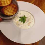 日向鶏と生クリーム、牛乳でシンプルに作るコクのあるクリーム煮です。
バケットをクリームに浸して召し上がれ。

※秋冬限定メニューです。