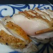 色々なキノコとグリルした合鴨を自家製の味噌󠄀で絡めて朴葉の上に乗せて焼きます。

秋冬限定メニュー