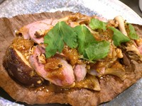 色々なキノコとグリルした合鴨を自家製の味噌󠄀で絡めて朴葉の上に乗せて焼きます。