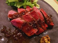 クセがなく鉄分の多い赤身肉をしっとりと火入れしてます。
仕上げに自家製の醤油麹でバターソースに仕上げてます。

鹿児島県出水産の鹿モモ肉　