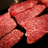 腰からお尻にかけての部位で、赤身肉ですがきめが細かく柔らかいのが特徴です。
赤身の旨味が強くヘルシーな部位。
サシが程よく入ってます。
100g