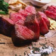 サシがきめ細かく入った霜降り肉。
柔らかジューシーですよ。
100g
