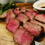 サシがきめ細かく入った霜降り肉。
柔らかジューシーですよ。
100g