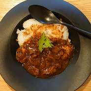 色々な部位のお肉を入れてデミグラスソース仕上げ。
ご飯の量はお茶碗1杯分位です。