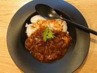 色々な部位のお肉を入れてデミグラスソース仕上げ。
ご飯の量はお茶碗1杯分位です。